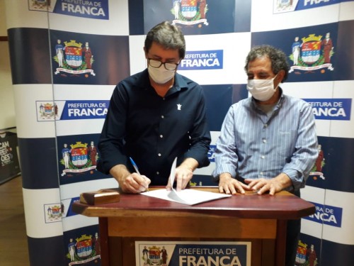 Prefeitura Municipal de Franca assina convênio com a Fundação Allan Kardec para gestão do CAPS AD III.