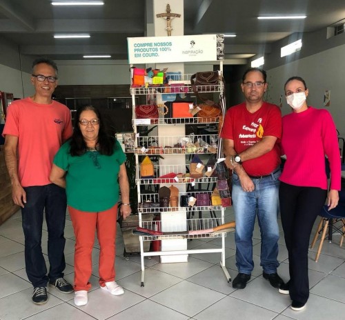 ‘Allan Kardec’ leva produtos das Oficinas Inspiração até a comunidade em estante itinerante