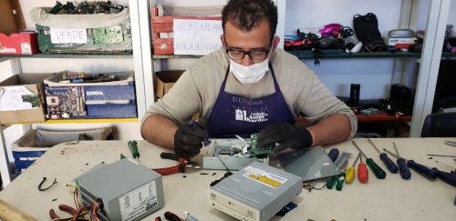 Allan Kardec recebe doação de eletrônicos para oficina de geração de renda